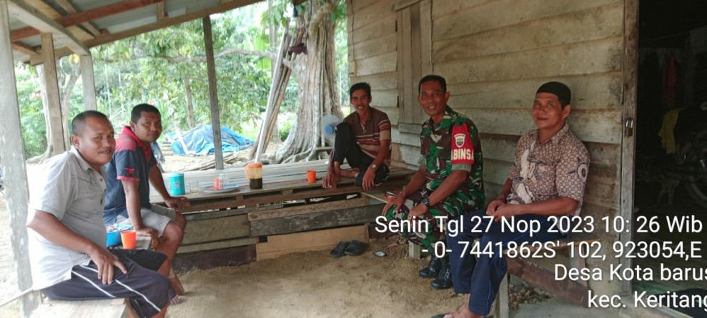 Jalin Silaturahmi dan Berikan Informasi Terkait Wilayah Bersama Babinsa Koramil 09/Kmg