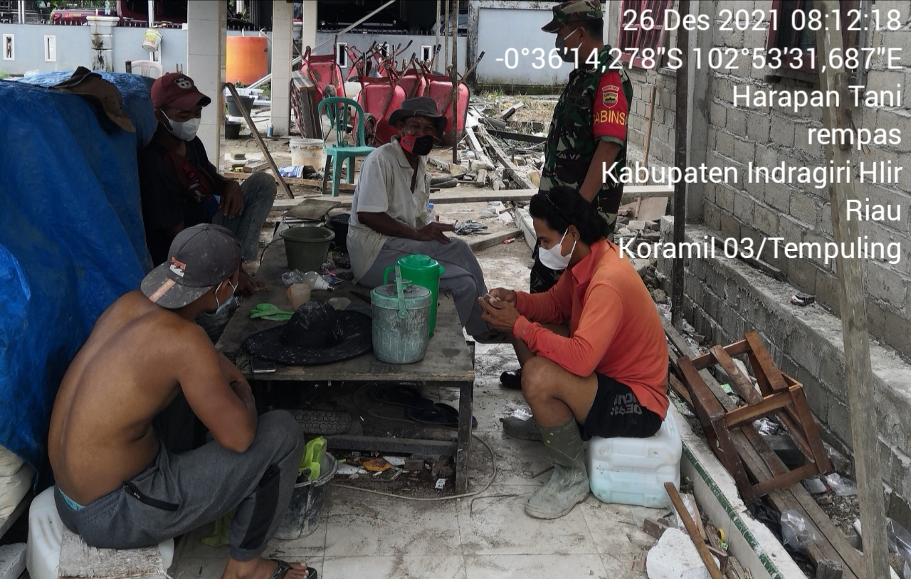 Dengarkan Keluh Kesah Warga, Babinsa Koramil 03/Tempuling Komsos dengan Pekerja Bangunan