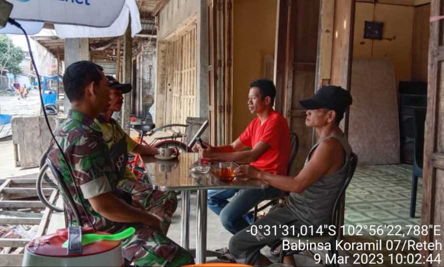 Babinsa Koramil 07/Reteh Jalin Hubungan Baik Bersama Masyarakat