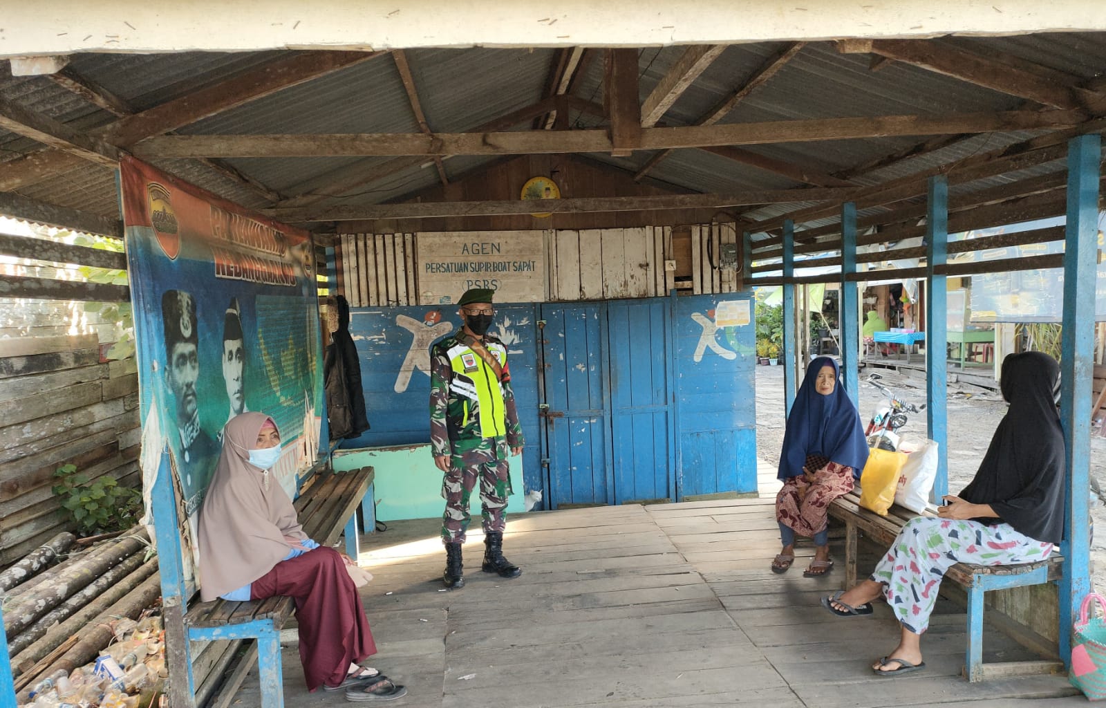 Awasi Pusat-pusat Keramaian, Koramil 04/Kuindra Tegakkan Protokol Kesehatan