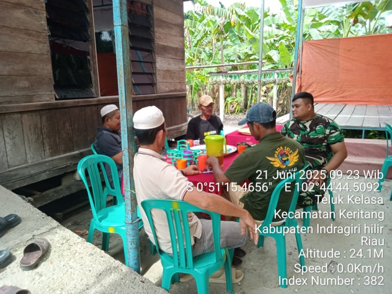 Babinsa Kopda Bambang Widiarso Laksanakan Komsos/Goro Bersama Masyarakat Desa Teluk Kelasa Kemuning