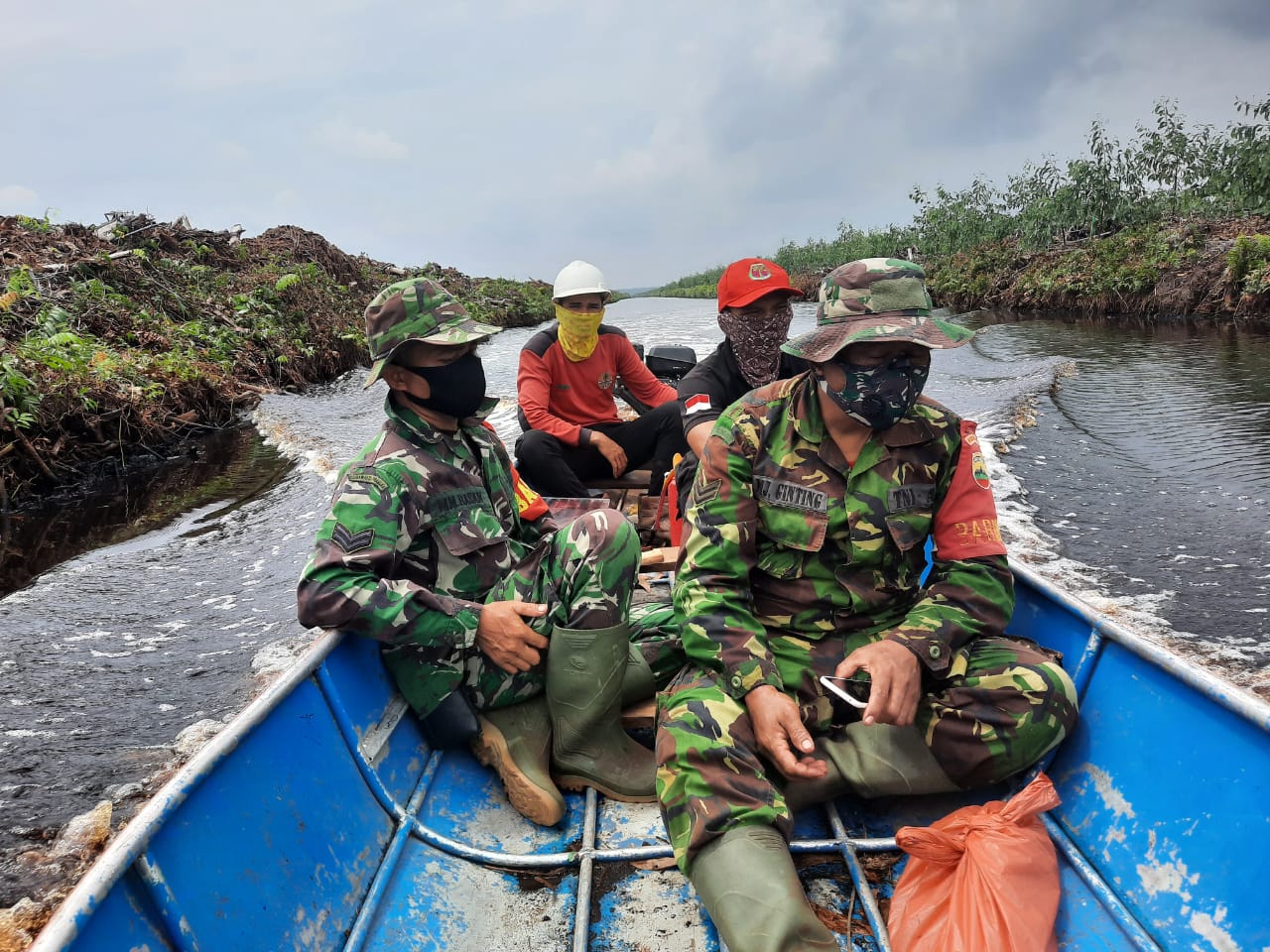 Gunakan Perahu, Babinsa Koramil 03/Tempuling Bersinergi Bersama MPA Cek Hotspot Diwilayah Binaan