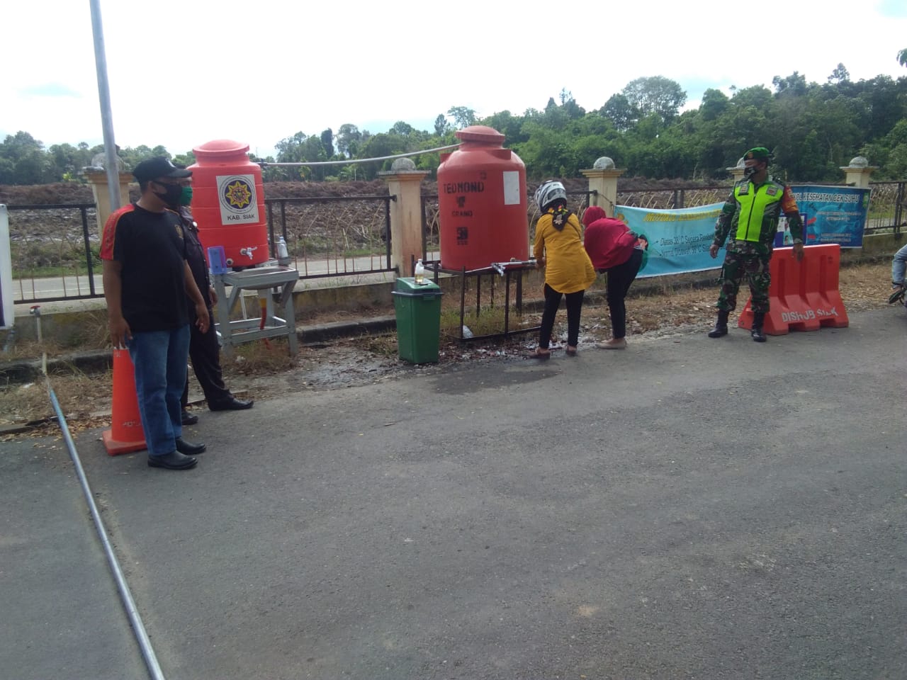 TNI/Polri, Satpol PP dan Disperindag Kab. Siak Lakasanakan Protokol Kesehatan Kepada Warga TNI/Polri, Satpol PP dan Disperindag Kab. Siak Lakasanakan Protokol Kesehatan Kepada Warga