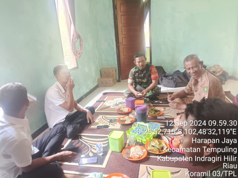 Babinsa Koramil 03/Tpl Komsos Bersama Perangkat Desa dan Warga Desa Binaan