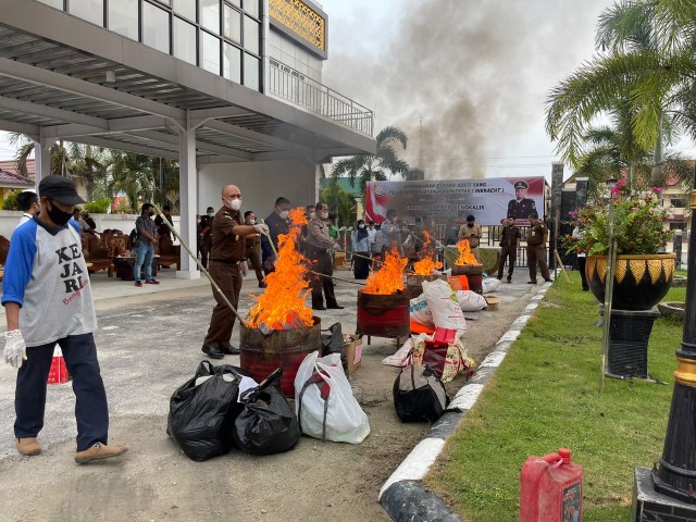 Kejari Bengkalis Musnahkan Barang Bukti Dari 481 Perkara