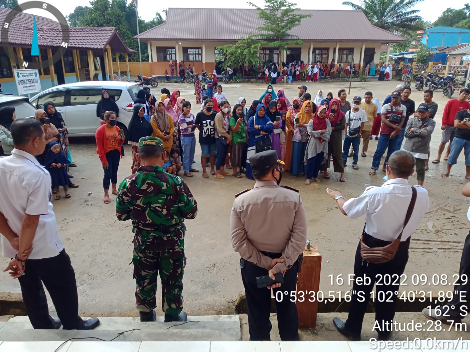 Danramil 09/Kemuning Berikan Sosialisasi Vaksinasi untuk Anak-anak Usia 6-11 Tahun di Desa Keritang 
