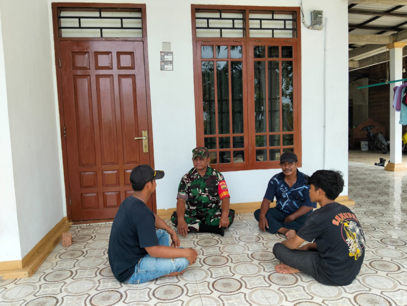 Jelang Pilkada, Babinsa Koramil 03/Tpl Monitor Wilayah dan Komsos dengan Mitra Karib