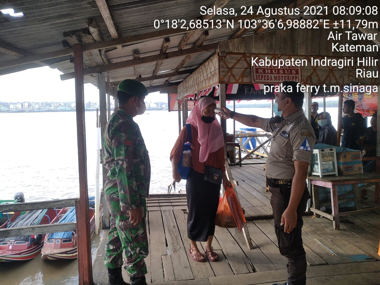 Babinsa Bersama Security Laksanakan Disiplin Protokol Kesehatan di Pelabuhan Air Tawar