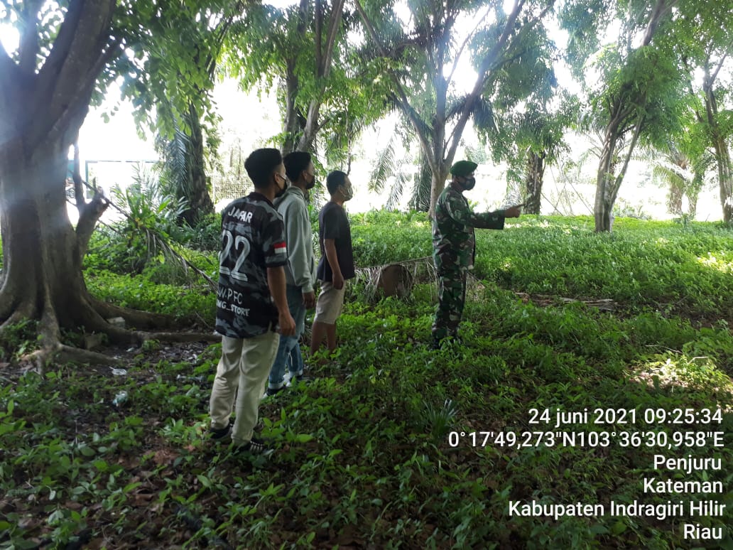 Patroli Karlahut di Desa Penjuru, Koramil 06/Kateman Turunkan Anggota Lakukan Pemantauan