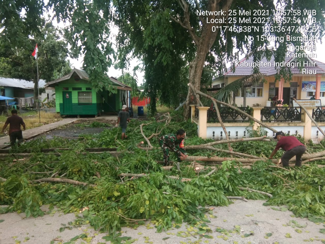 Antisipasi Kecelakaan, Serda Lendi Piter Sirimba Bersama Warga Goro Tebang Dahan Pohon