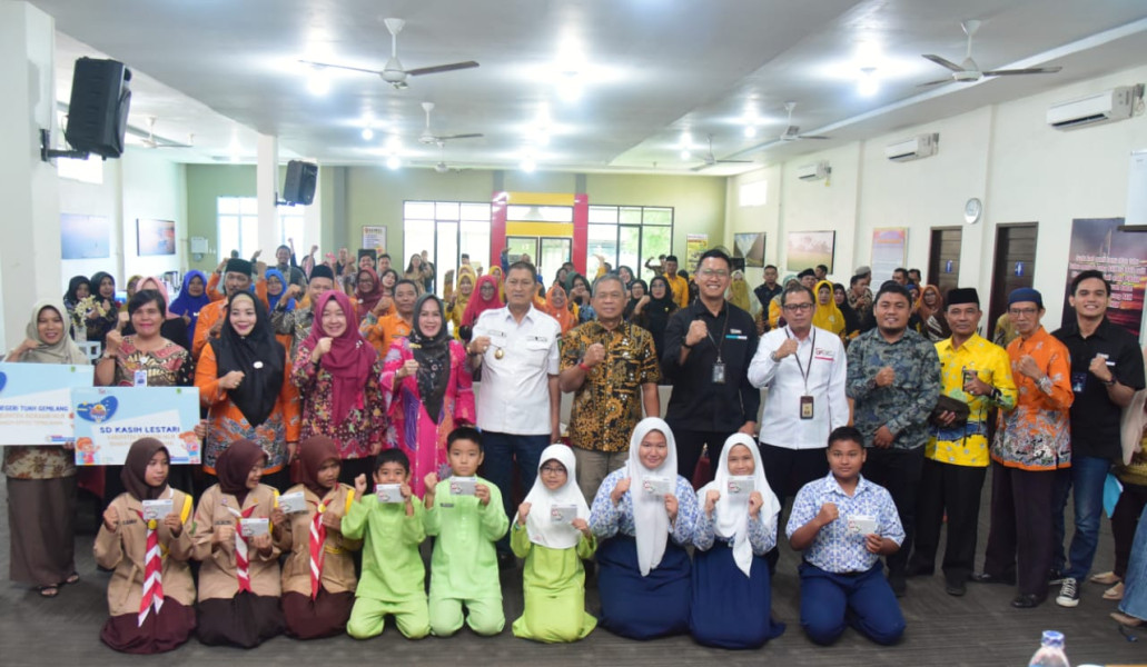 Ajarkan Anak Menabung Sejak Dini, Wabup Inhil H.Syamsuddin Uti Serahkan Rekening Kepada Siswa-siswiSiswa-siswi