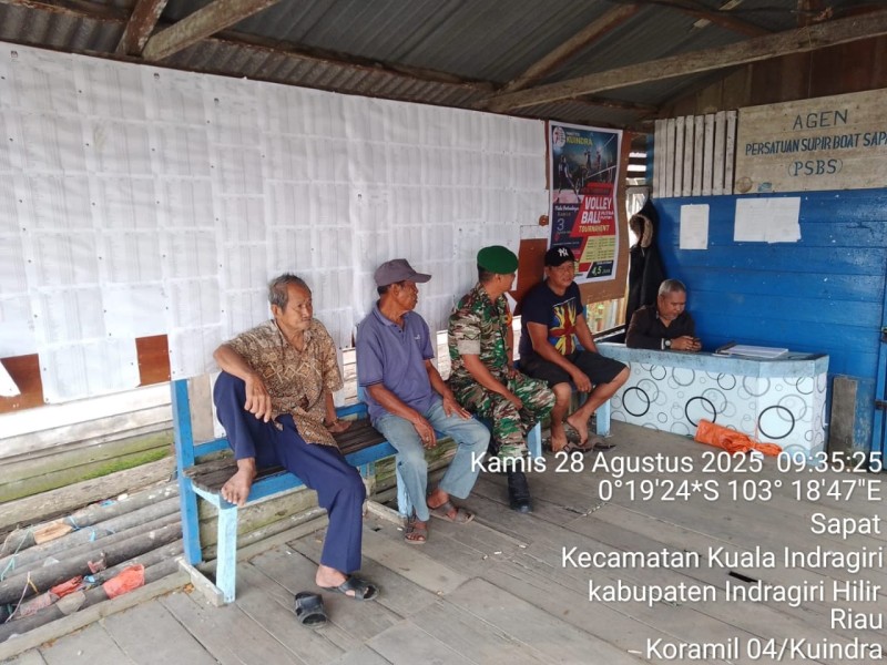 Babinsa Koramil 04/Kuindra Laksanakan Komsos dengan Masyarakat Kelurahan Sapat