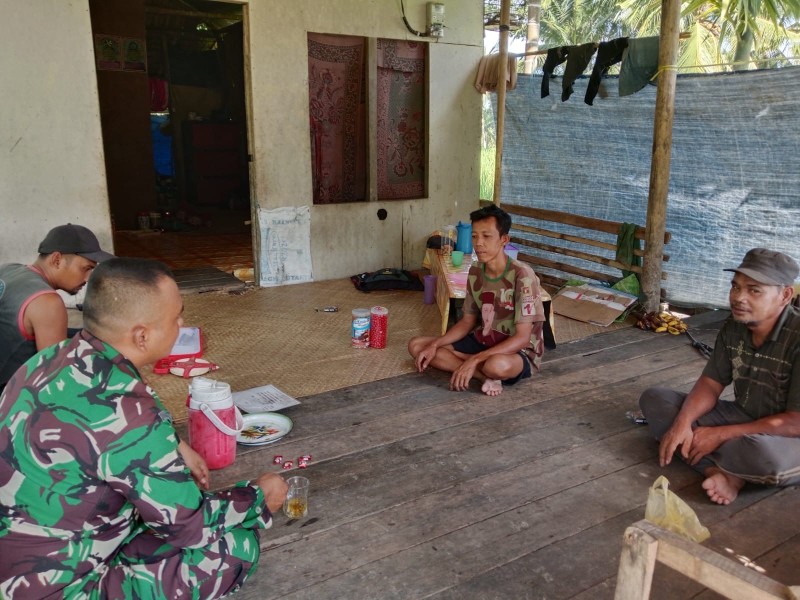 Hangatkan Hubungan, Babinsa 07/Reteh Rutin Lakukan Komsos