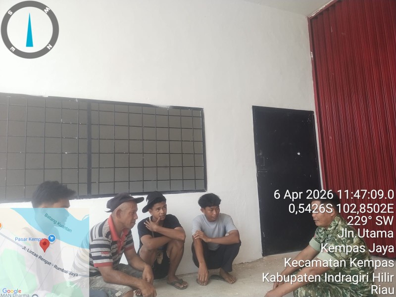 Babinsa Koramil 03/TPL Laksanakan Komsos Bersama Pekerja Pembangunan KDKMP Kempas Jaya yang Sudah Rampung 100%