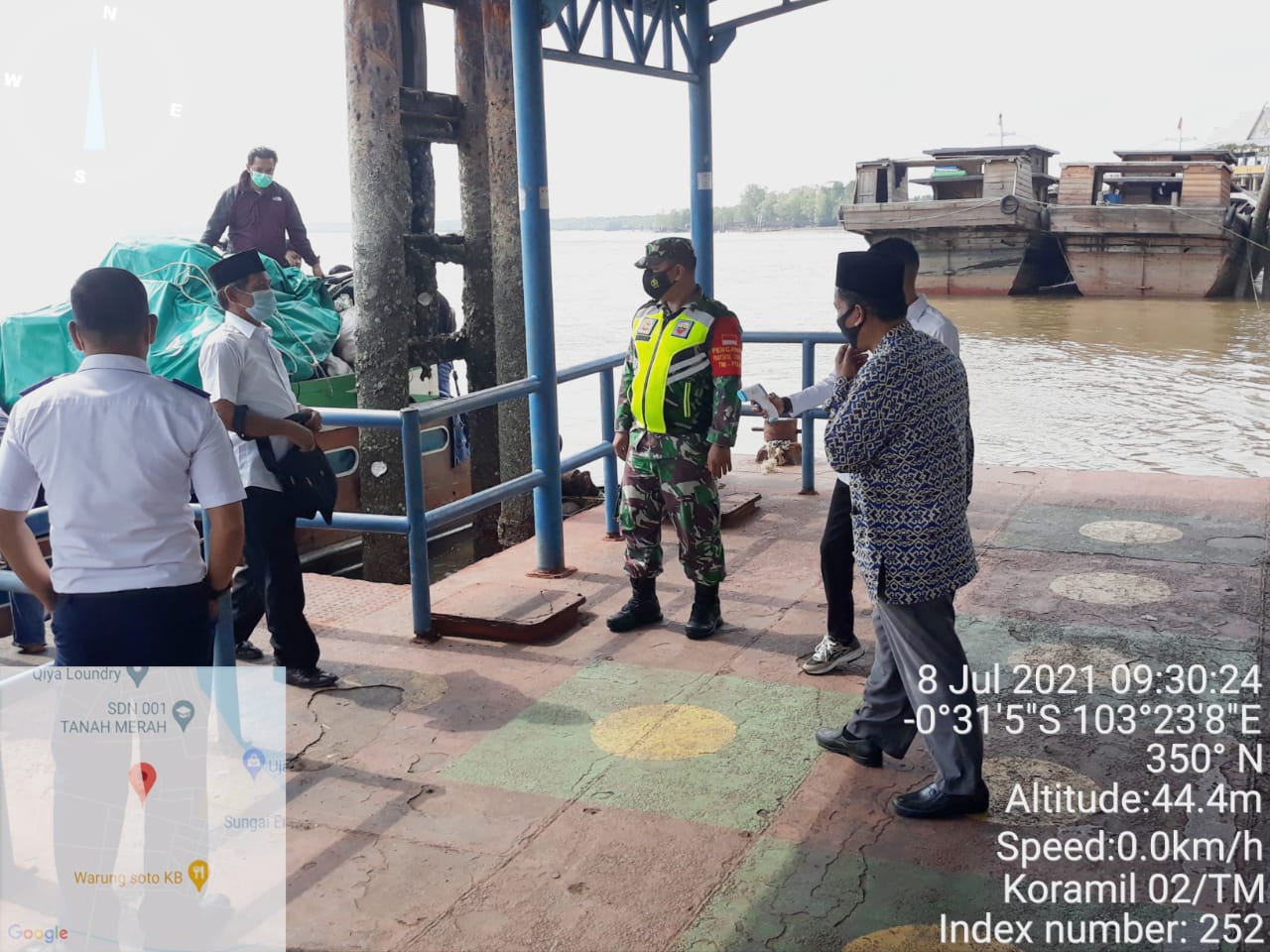 Koramil 02/Tanah Merah dan Satgas Lainnya Rutin Ingatkan Warga untuk Pakai Masker