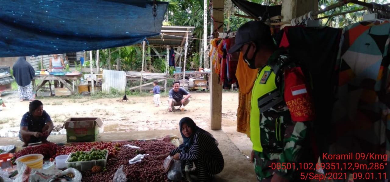 Babinsa 09/Kemuning Tegakkan Disiplin Prokes di Pasar Tradisional Sekayan