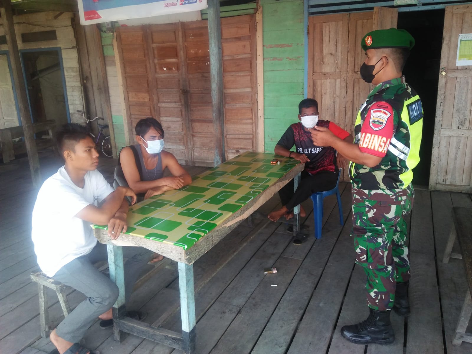 Penegekan Prokes Oleh Serda Mas Yayat di Wilayah Binaan