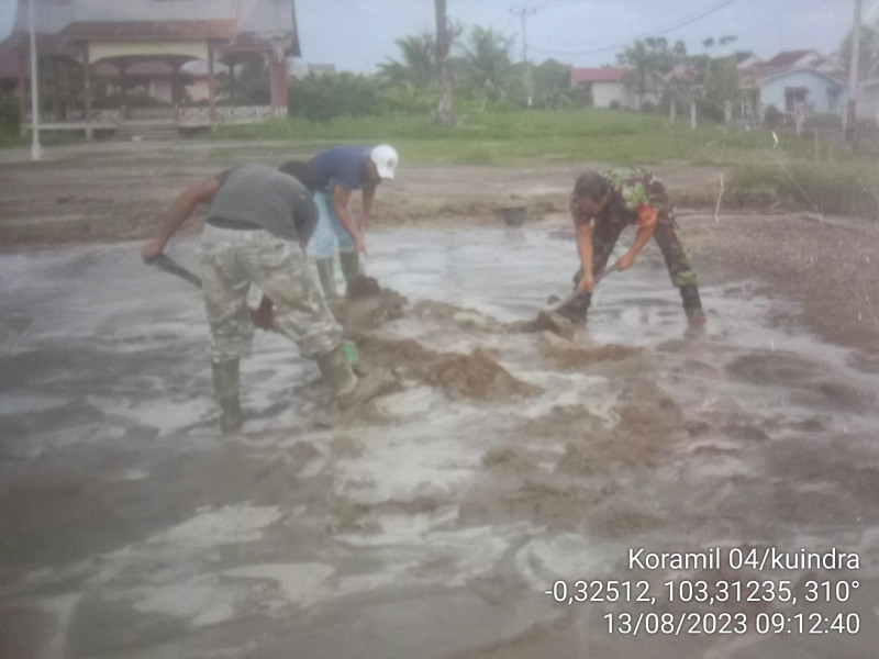 Babinsa Koramil 04/Kuindra Berikan Contoh Yang Baik dan Saling Tolong Menolong Antar Sesama