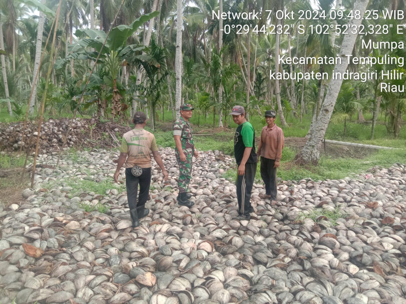 Cuaca Mendung, Babinsa 03/Tpl Tetap Bersiaga dan Berpatroli Karhutla Bersama Warga