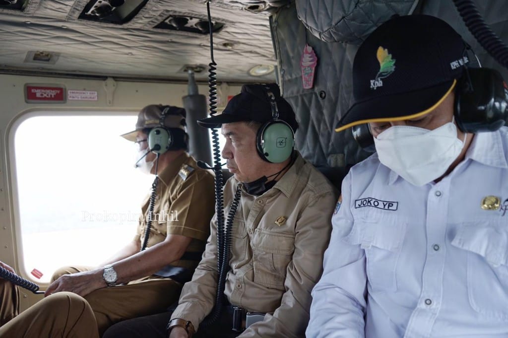 Gunakan Helikopter, Bupati HM Wardan dan Ketua DPRD Pantau Kondisi Karlahut di Inhil
