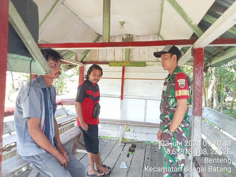 Babinsa Praka Wira Darma Jalin Hubungan Yang Baik dan Jaga Kekompakan Bersama Warga