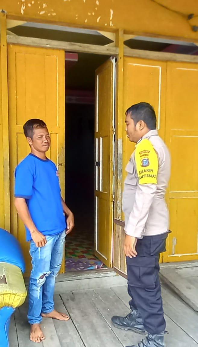 Bhabinkamtibmas Sambang Door to Door System Wujudkan Kamtibmas Yang Kondusif Di Desa Binaan