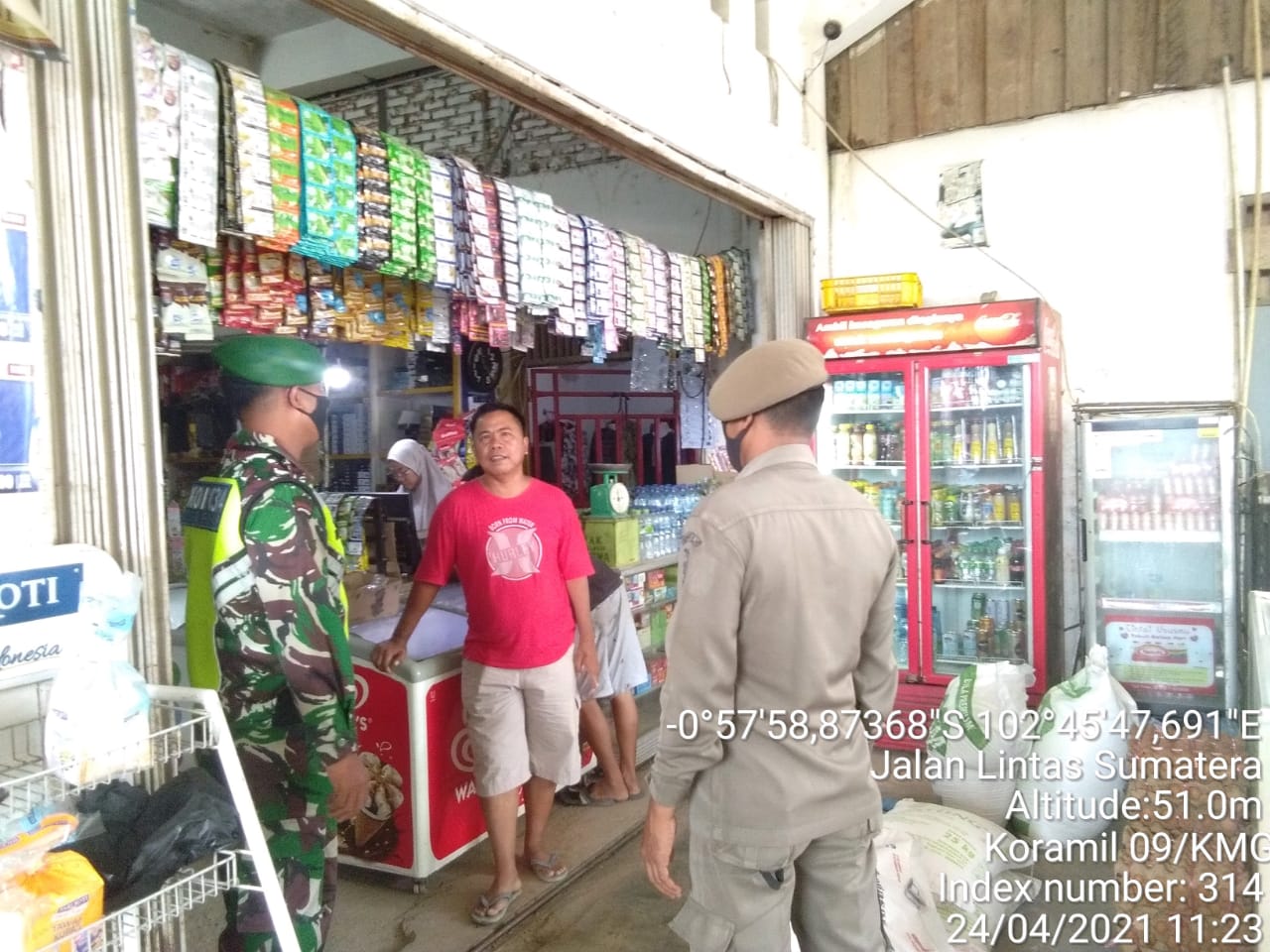 Kompak, Babinsa Koramil 09/Kemuning dan Satpol PP Pantau Harga Sembako di Pasar