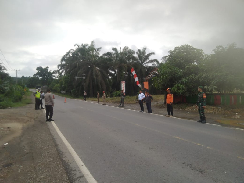 Pemantauan Arus Mudik, Danramil 09/Kmg Bersama Personil Tegakkan Pos Pengamanan Nataru