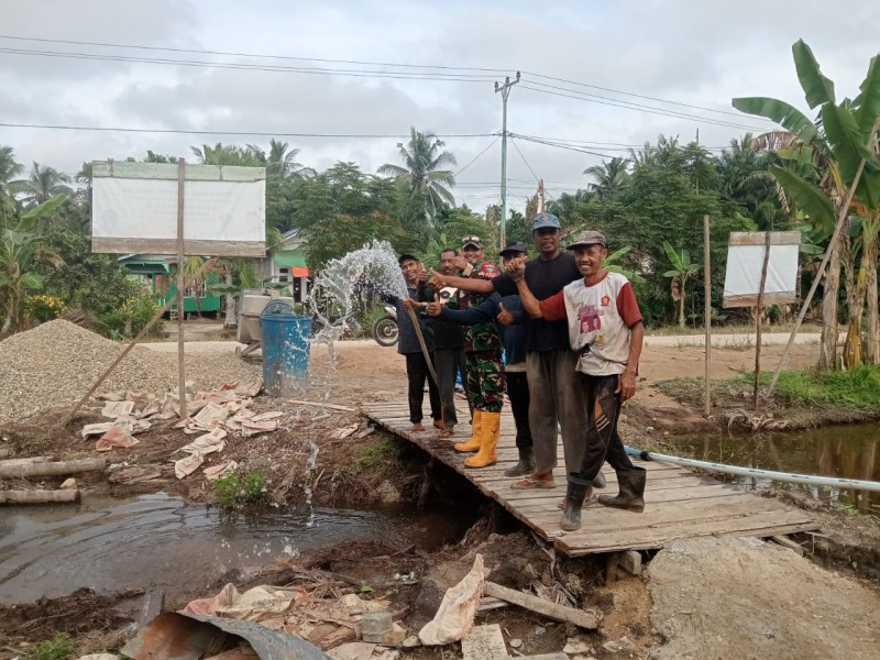 Dari Komsos ke Solusi: Babinsa 03/Tempuling Sukses Pengadaan Air Bersih
