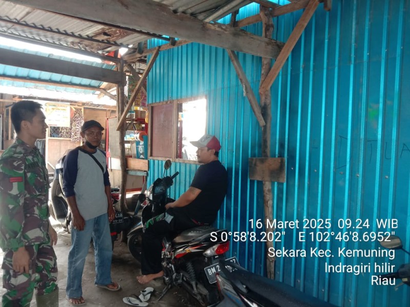 Bina Hubungan Baik, Babinsa Koramil 09/Kemuning Melaksanakan Komsos Bersama Masyarakat Desa Sekara