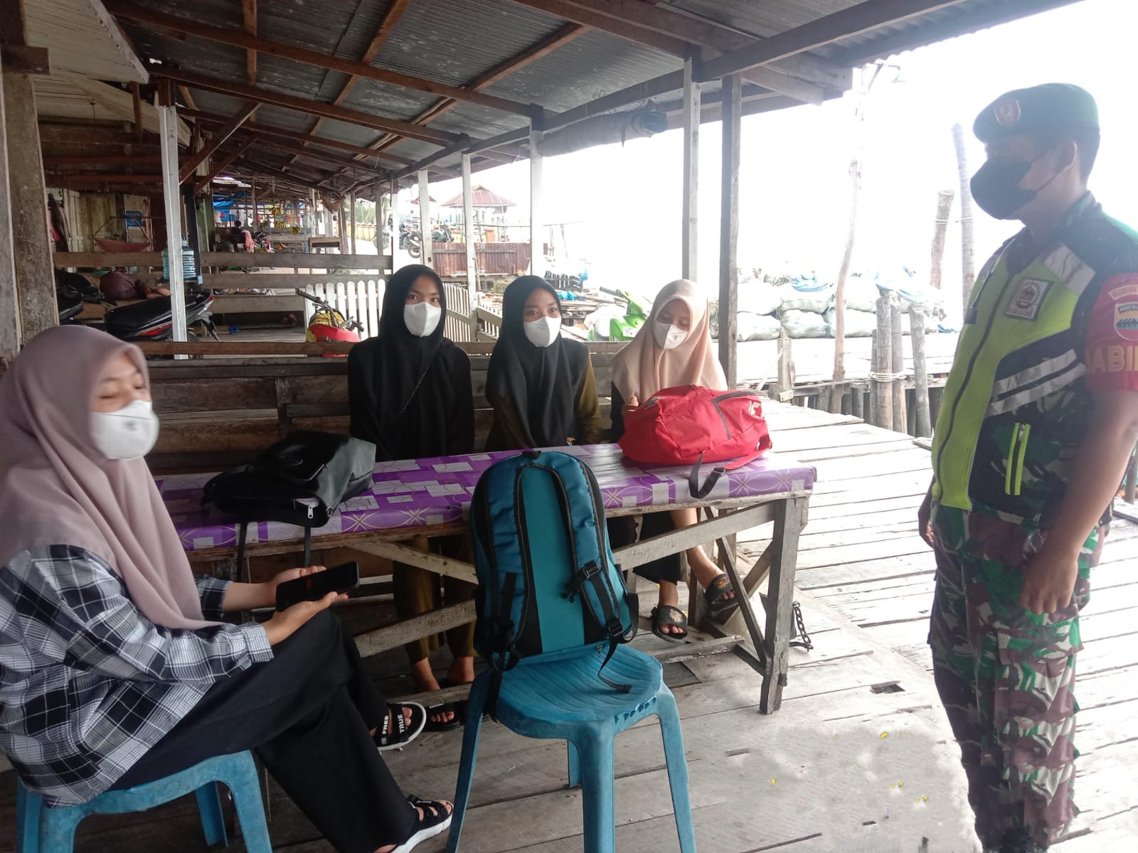 Koramil 04/Kuindra Tegakkan Disiplin Prokes Di Beberapa Tempat Keramaian