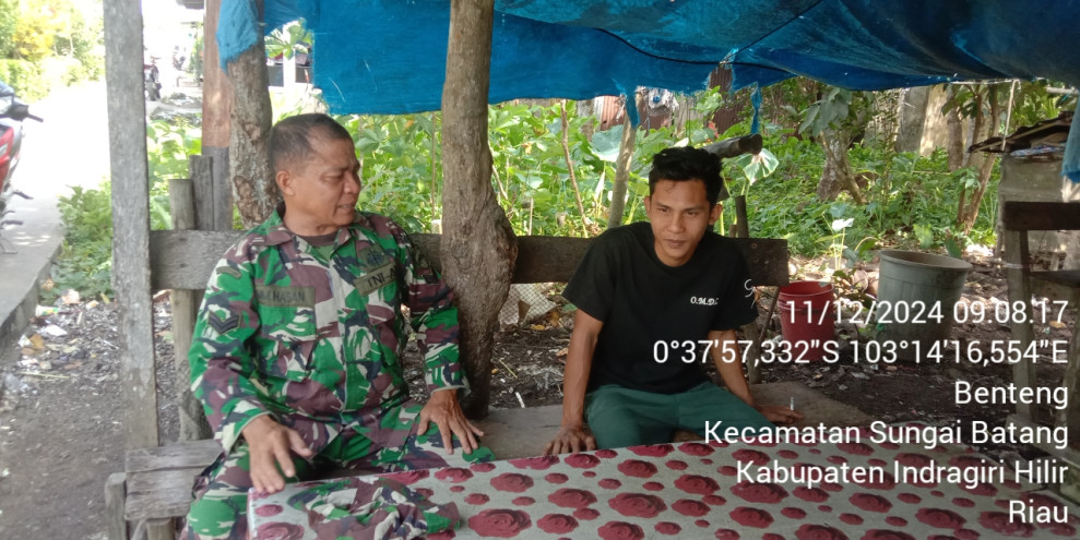 Babinsa Koramil 07/Reteh Komsos, Perkuat Hubungan dengan Masyarakat Sungai Batang