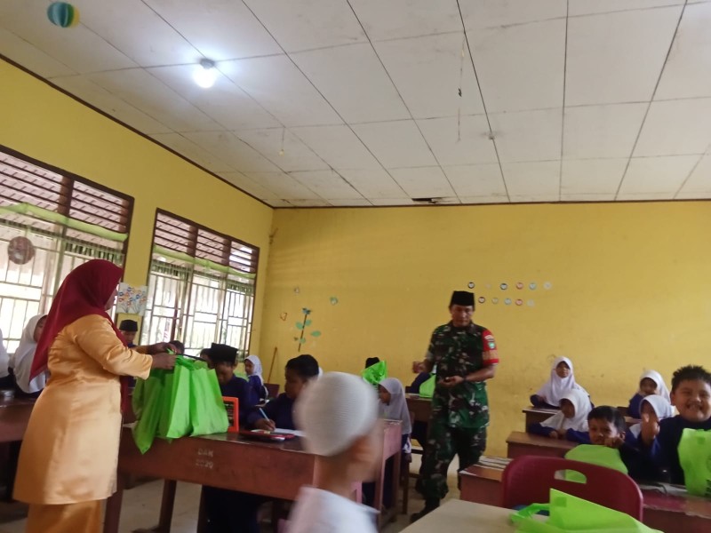 Babinsa Serka Syamsurizal Dampingi SPPG Dalam Pemberian MBG