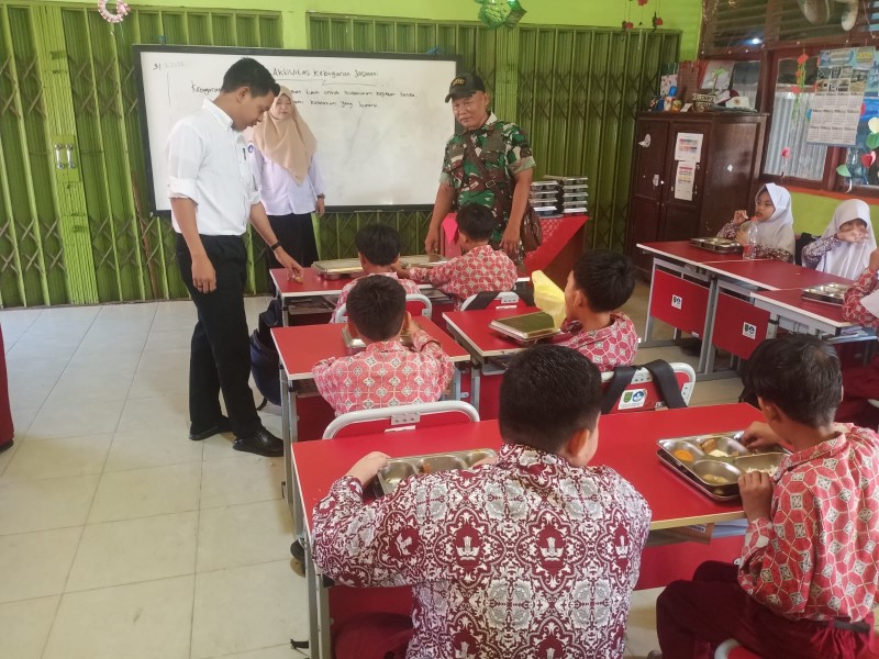Babinsa Sertu Wisnu Hartono Dorong Program Gizi, Pendampingi Pemberian MBG di 13 Sekolah dan Posyandu Wilayah Koramil 03/Tpl