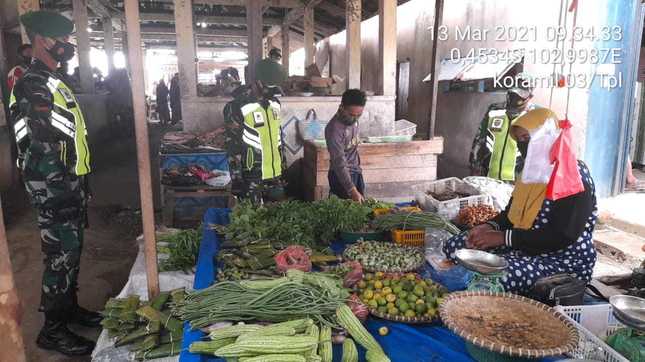 Pasar Jadi Sasaran Babinsa Koramil 03/Tempuling Dalam Penegakan Disiplin Prokes