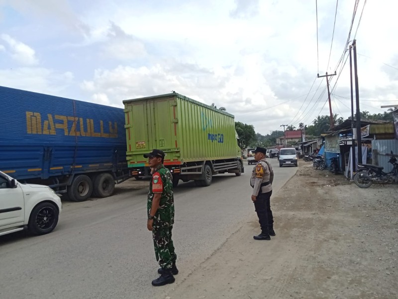 Babinsa Koramil 09/Kmg Terus Pantau Arus Lalu Lintas