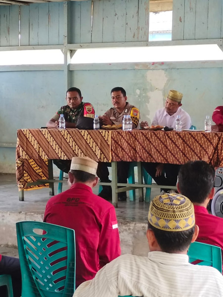 Dampingi Rapat Penunjukan PLH Sekaligus Pembentukan Siskamling Di Desa Bersama Danramil 09/Kemuning
