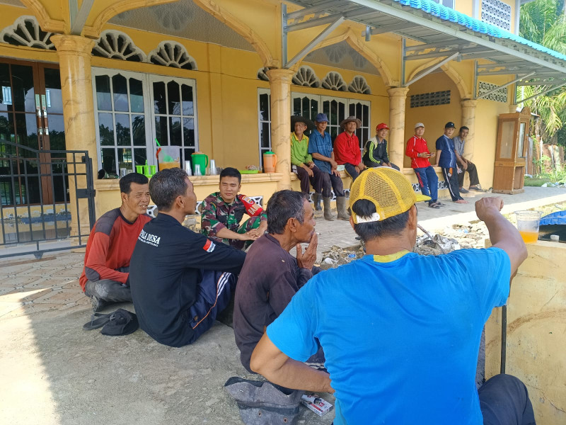 Wujudkan Keamanan, Babinsa Koramil 03/Tpl Rutin Lakukan Penjagaan di Kampung dan Kebersihan Lingkungan