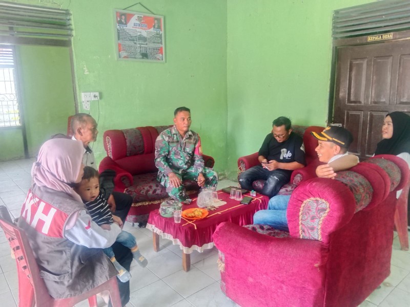 Babinsa Koramil 09/Kemuning Rutin Bangun Sinergitas Bersama Aparat Desa Melalui Komsos