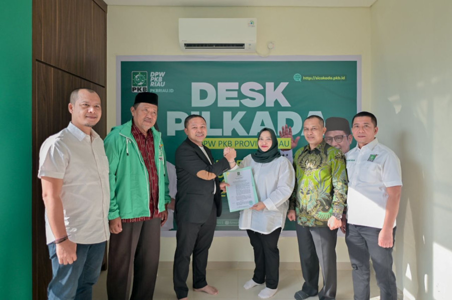 Kasmarni - Bagus Santoso Terima SK Pencalonan Bupati - Wakil Bupati Kabupaten Bengkalis dari PKB