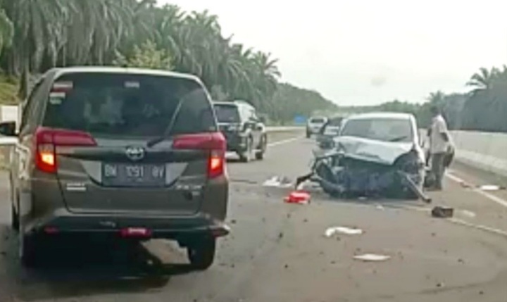 Ayla Rusak Parah, Kecelakaan Tunggal di Tol Pekanbaru - Dumai