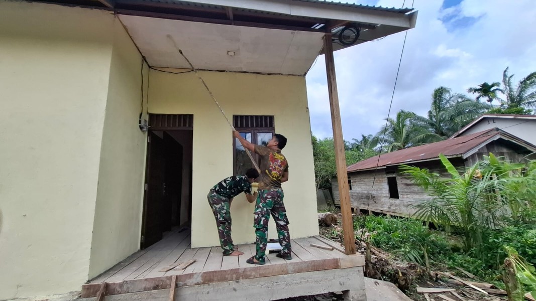 Percantik Rumah, Satgas TMMD Kodim 0314/Inhil Cat Plafon Teras RTLH Desa Karya Tunas Jaya