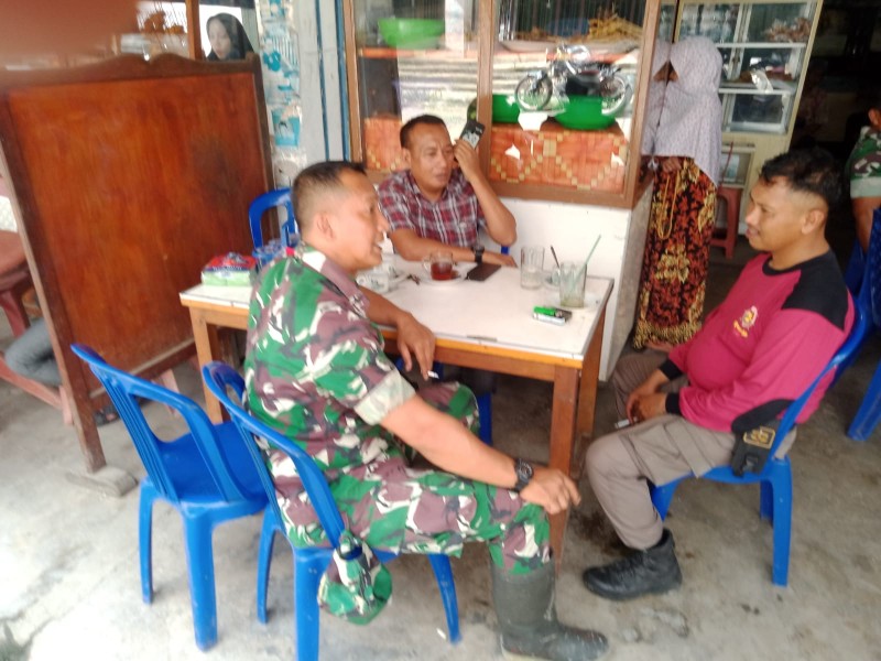 Babinsa Koramil 07/Reteh Laksanakan Komsos Pengawasan SDM di Sanglar