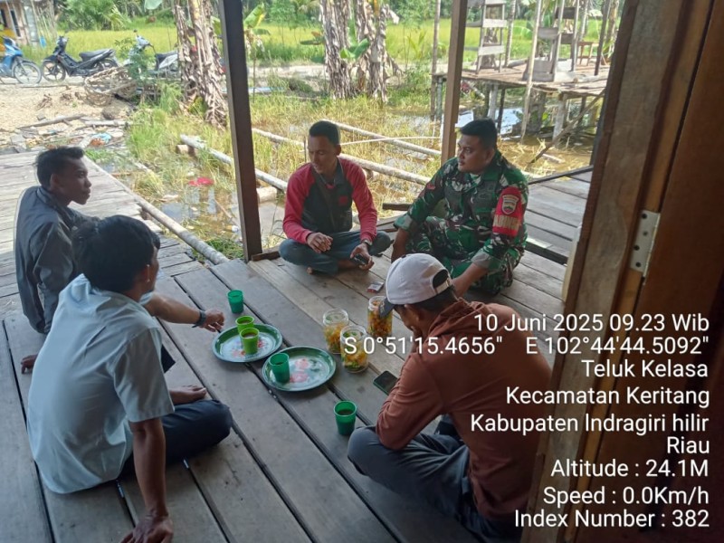 Babinsa Koramil 09/Kemuning Laksanakan Komsos/Goro Bersama Warga Desa Teluk Kelasa