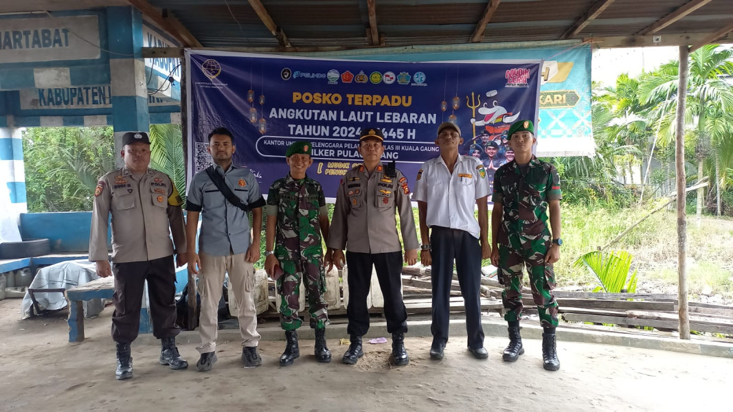 Demi Kenyamanan, Babinsa Koramil 07/Reteh Pantau Arus Mudik Lebaran di Pelabuhan Bersama Anggota