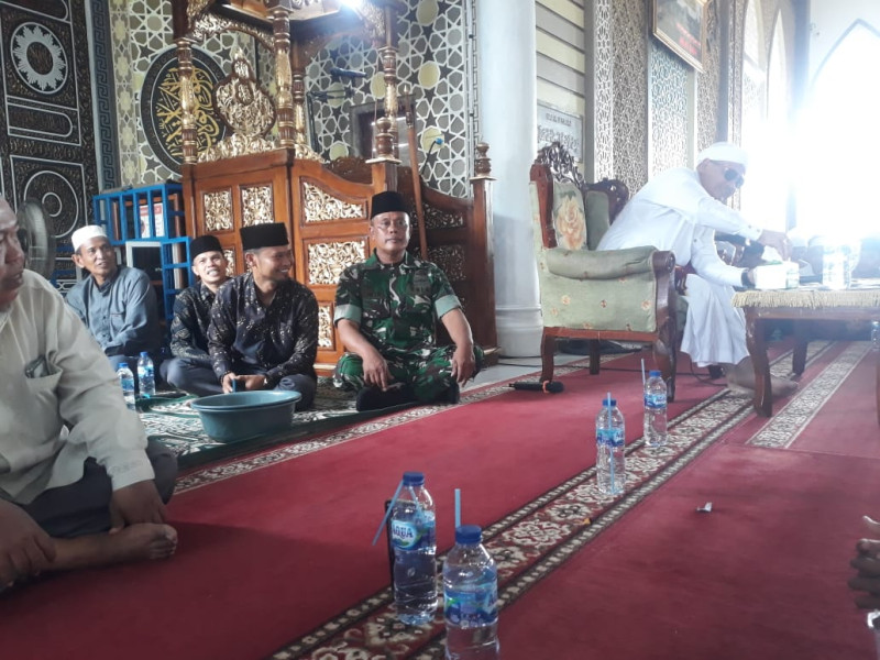 Tingkatkan Silaturahmi, Babinsa Koramil/05 Gas Hadiri Maulid Nabi Muhammad SAW di Wilayah Binaan