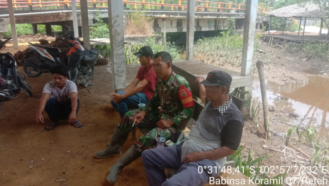 Babinsa Koramil 07/RTH Melaksanakan Komsos di Desa Pandan Sari