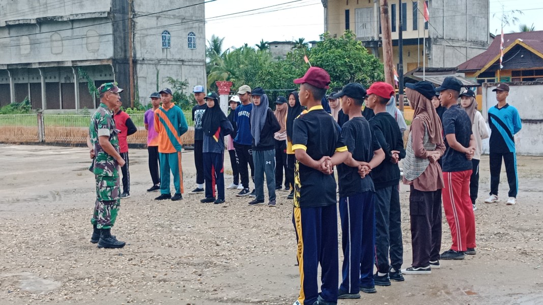 HUT RI ke-80: Babinsa Koramil 07/Reteh Melatih Paskibra untuk Mengibarkan Bendera
