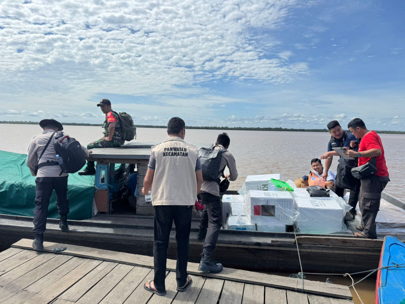 Usai Pilkada, Babinsa Koramil 04/Kdr Sertu Surachman Kawal Logistik Menuju ke KPU Indragiri Hilir