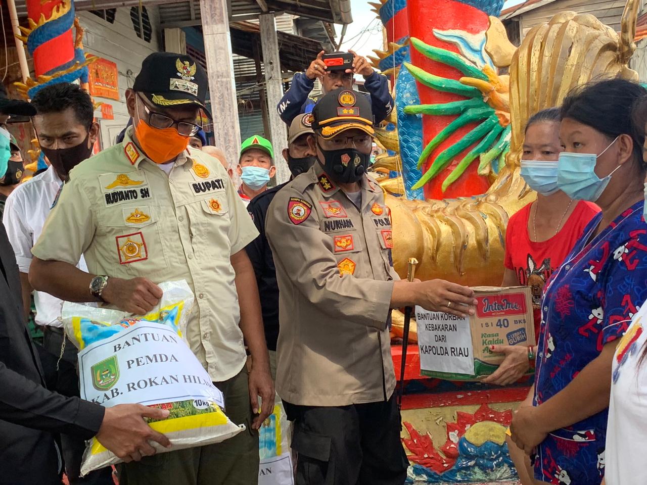 Kapolres Rohil Salurkan Bantuan Kapolda Riau Kepada Korban Kebakaran di Panipahan